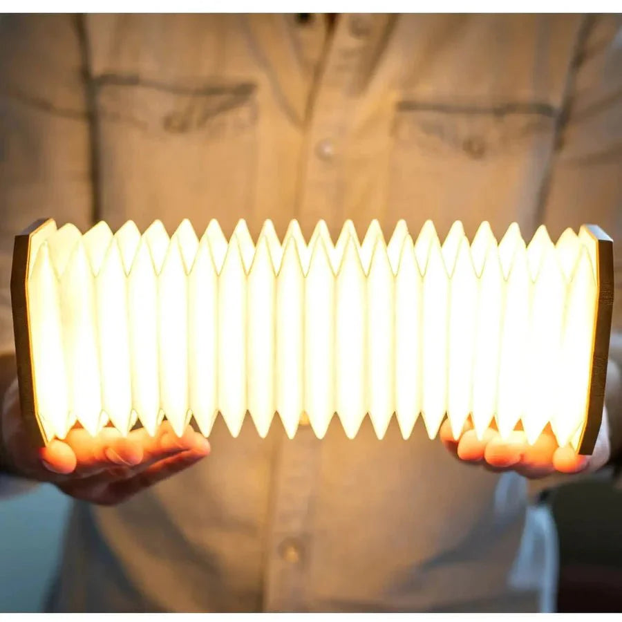 LumoBook - 360° aufklappbare Buchlampe aus Holz