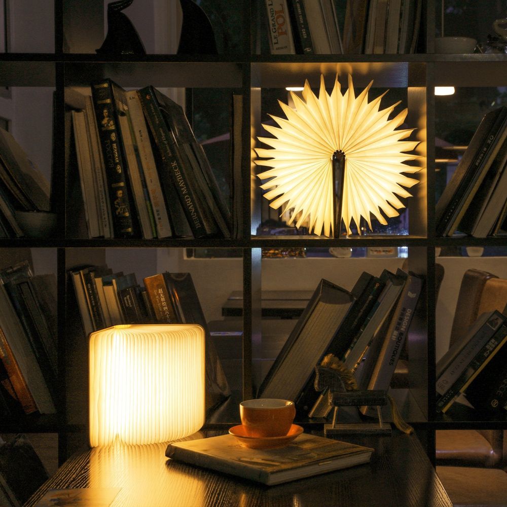 LumoBook - 360° aufklappbare Buchlampe aus Holz